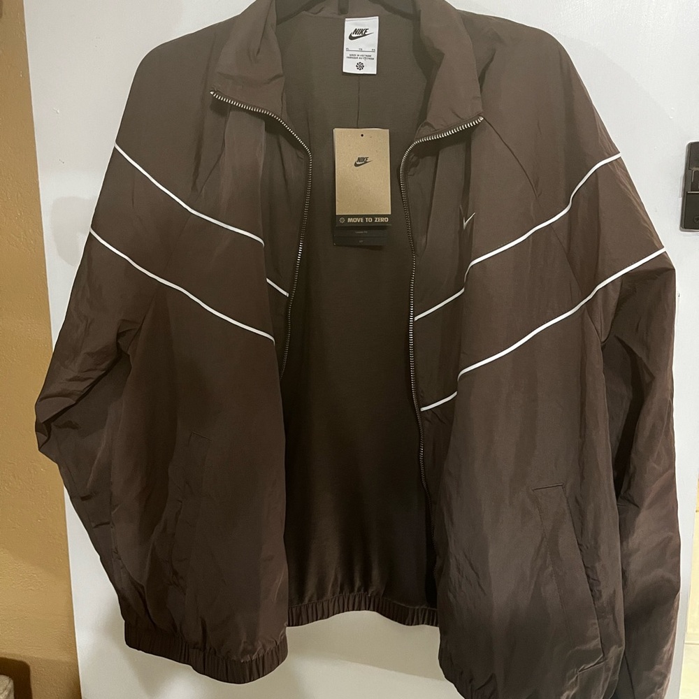 NWT Nike Women’s Windrunner Loose UV Woven Full-Zip Jacket Brown FV6304-004 XL
